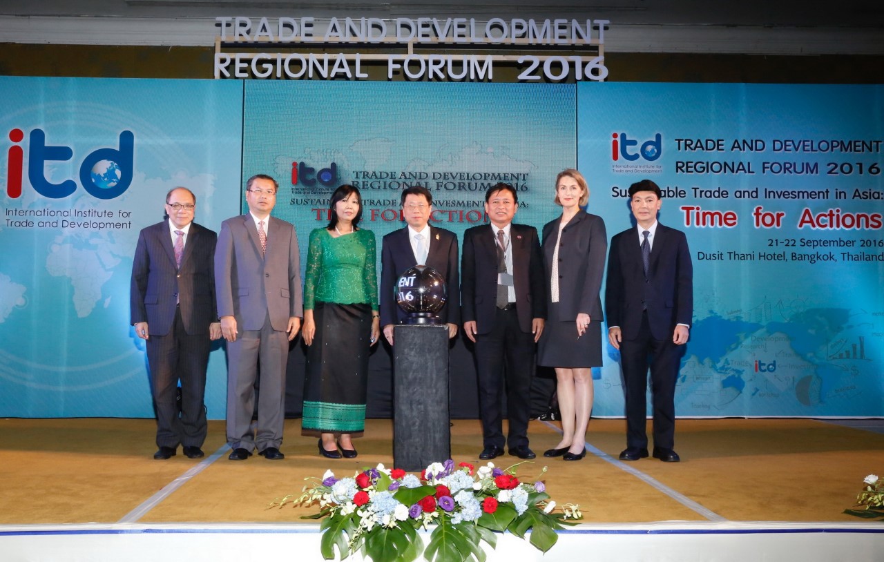 ผู้บริหารITDและแขกผู้มีเกียรติถ่ายภาพร่วมกันบนเวที