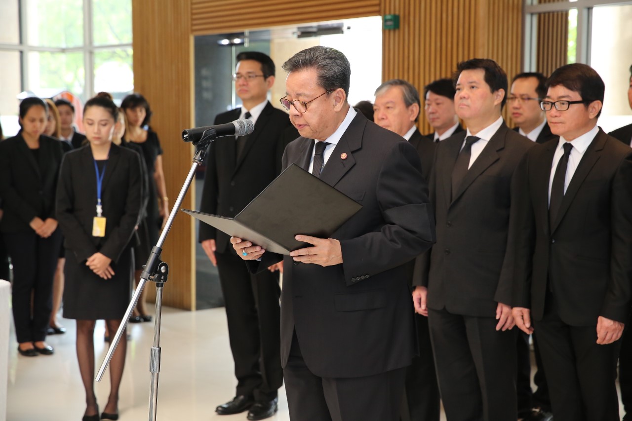 1.นายบรรพต ประธานกรรมการ กล่าวถวายความอาลัย