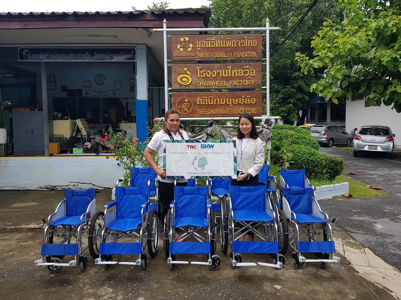 TRC มอบรถเข็นให้แก่คนพิการ ณ มูลนิธิคนพิการไทย