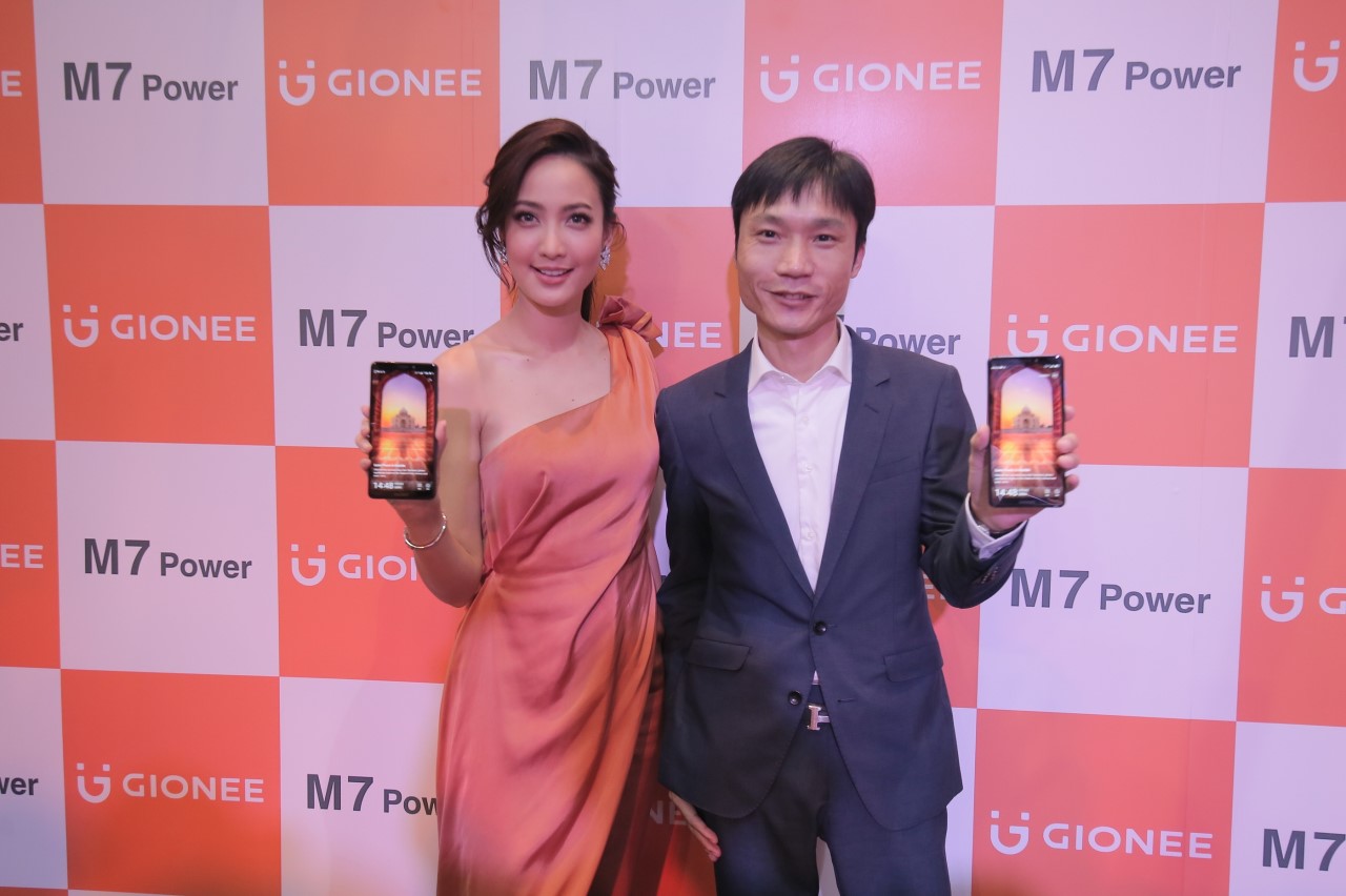 แต้ว ณฐพร พรีเซนเตอร์ Gionee และ คุณหยู ป่าวชิง ประธานเจ้าหน้าที่บริหาร Gionee
