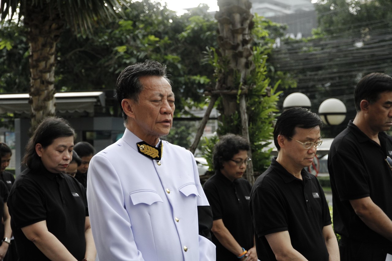 3. กิตติชัย ไกรก่อกิจ นำคณะผู้บริหาร และพนักงาน และประชาชนชาวไทยยืนสงบนิ่ง