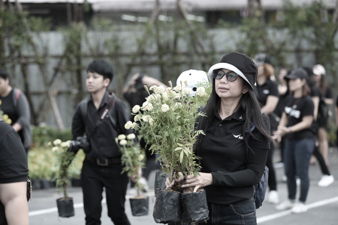 Pic พนักงานอุ่นใจอาสา ร่วมทำกิจกรรมเพื่อพ่อ ประดับต้นไม้ และดอกไม้ ที่พระเมรุมาศจำลอง_2