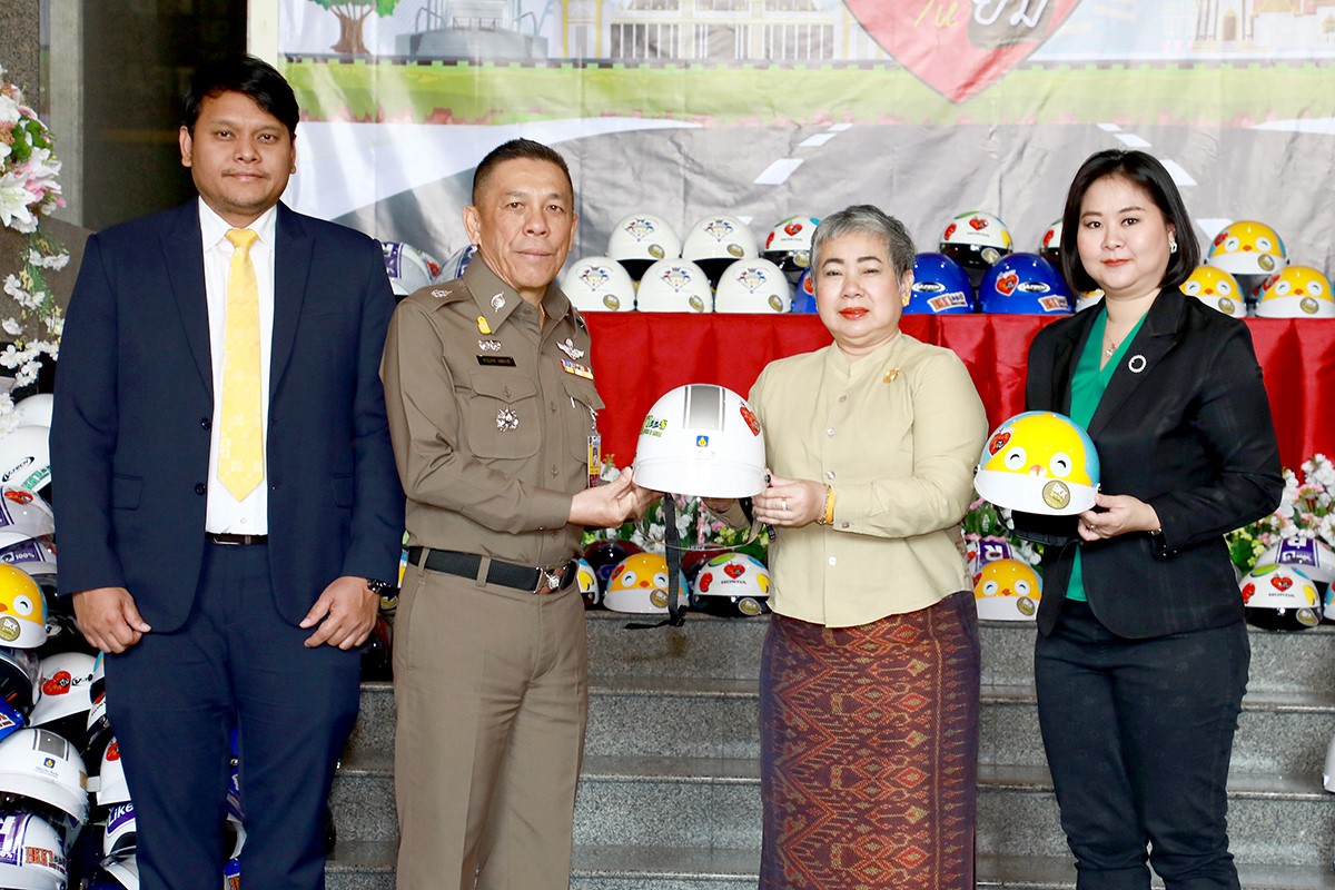 มอบหมวก บก จร-02