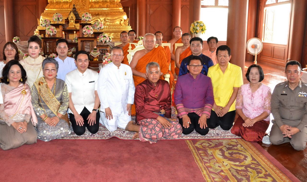 สมเด็จพระวันรัต เมตตารับการถวายทองคำและปัจจัย โครงการหุ้มทองคำพุ่มข้าวบิณฑ์
