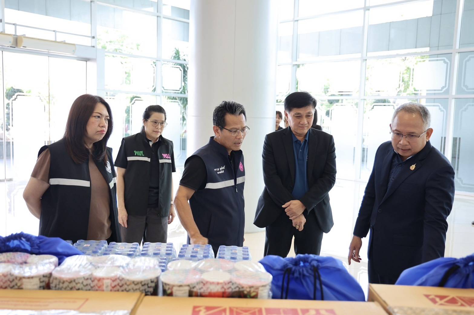 ฟอลคอนประกันภัย ผนึก พม. ลงพื้นที่ช่วยเหลือผู้ประสบภัยน้ำท่วมเคหะร่มเกล้า มอบข้าวสาร 1,565 กิโลกรัม อาหารแห้ง น้ำดื่ม พร้อมถุงยังชีพ  ตอกย้ำความมุ่งมันขององค์กรตามแนวทาง “Wherever Disaster Strikes, We Will Be There to Help is needed”